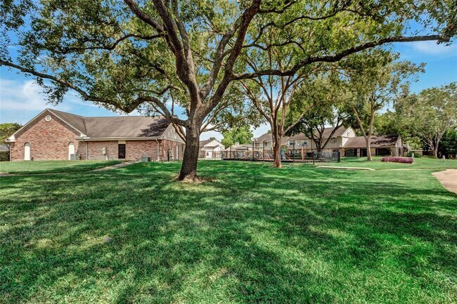 Building Photo - 10627 Sandpiper Dr