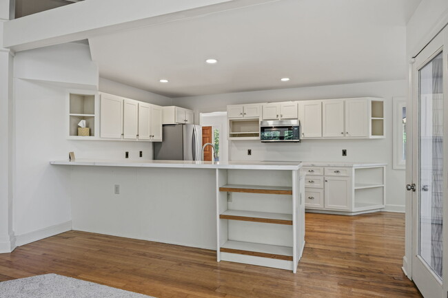 Building Photo - 709 Orchard Ln