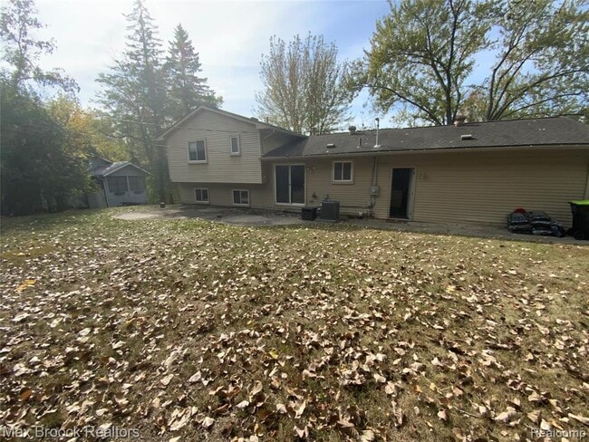 Building Photo - 5715 Sunnycrest Dr