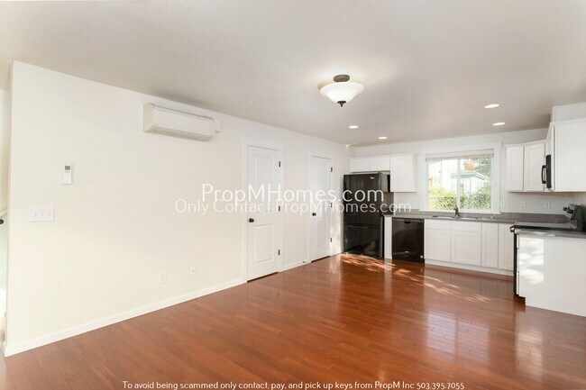 Building Photo - Trendy Updated SE Portland Bungalow with Balcony!