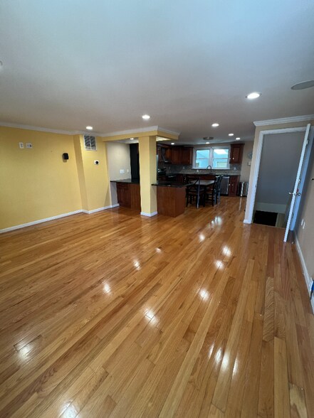 Building Photo - 643 47th St