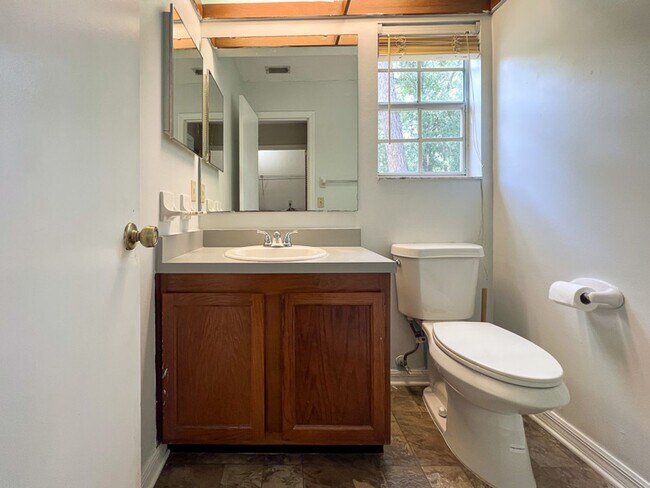 Building Photo - Pet Friendly Spacious 2-Bedroom End Unit i...
