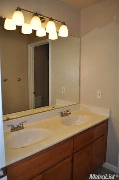 Building Photo - Comfortable Contemporary  Furnished home