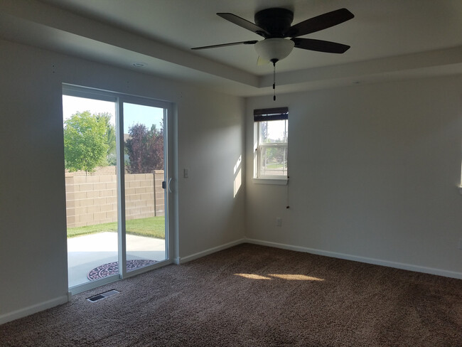 Building Photo - Radiant lake - 3 Bedroom Home