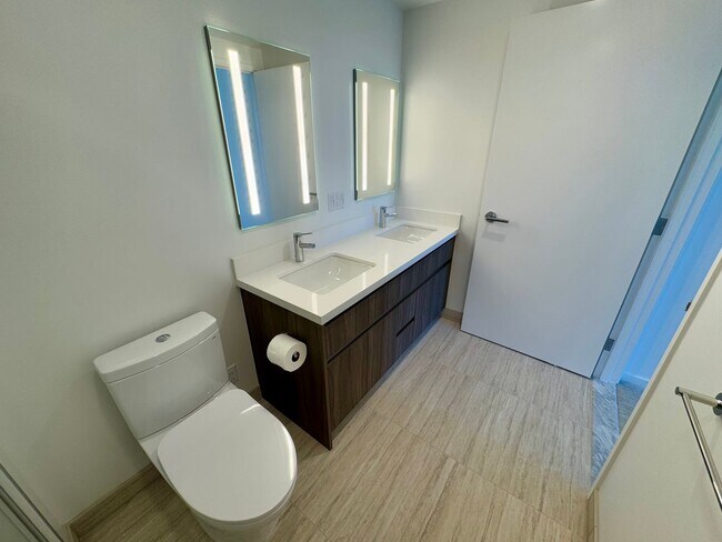 Building Photo - Brand new, high floor unit w/ 2 parking st...