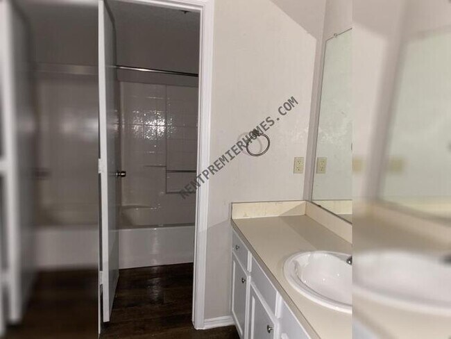 Building Photo - 104 Mesa Moor Dr