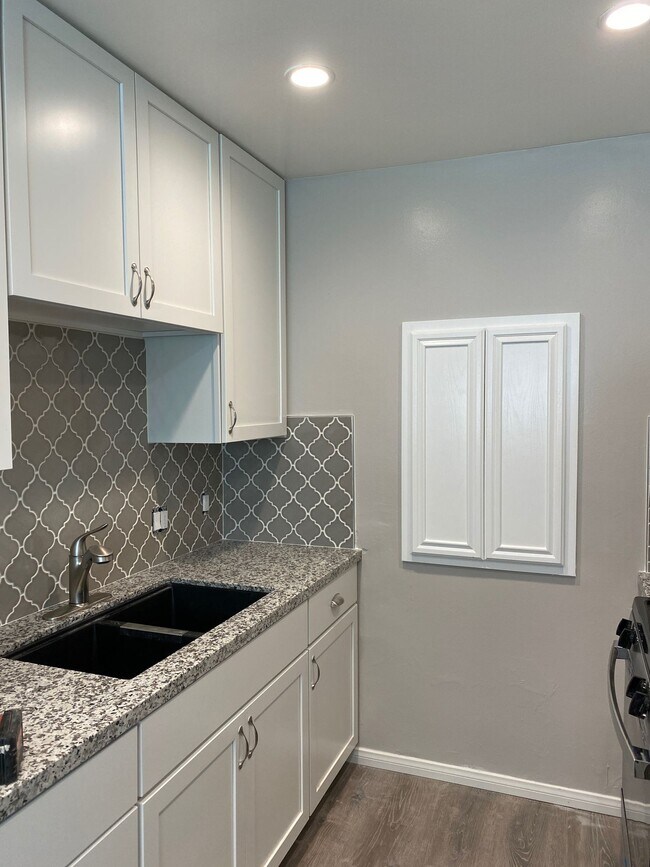 Building Photo - 3 bedroom / 2 bath upstairs unit in the heart of Hillcrest!