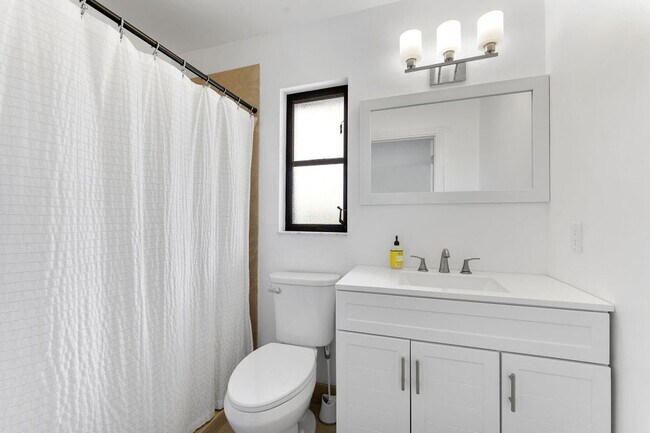 Building Photo - 150 Lucina Dr