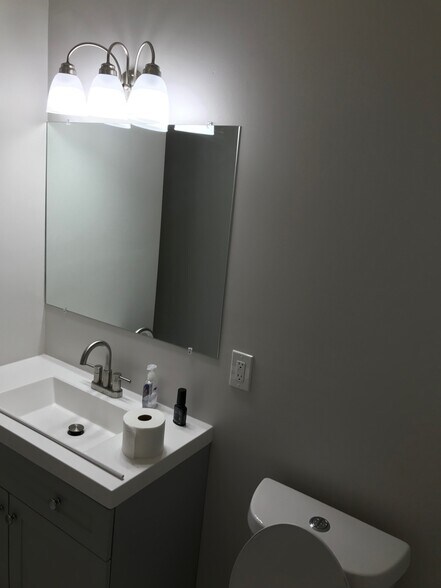 Spare Bathroom - 1915 Birchcrest Dr