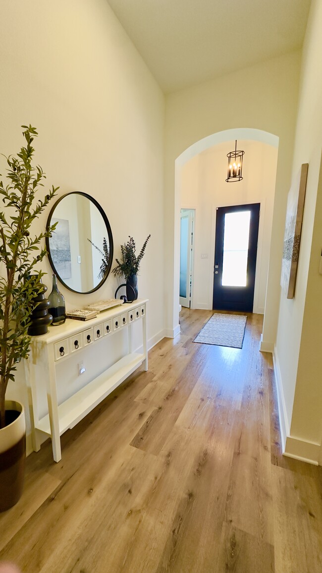 Building Photo - 1622 Holmwood Dr