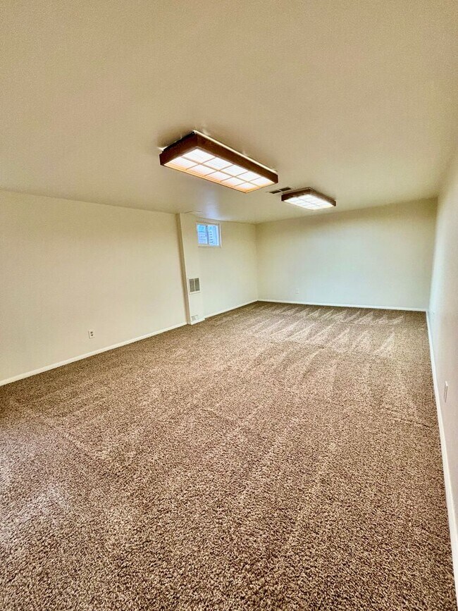 Building Photo - Expansive 5-Bedroom Home with Modern Comfort & Flexible Living Space! Available Now!!