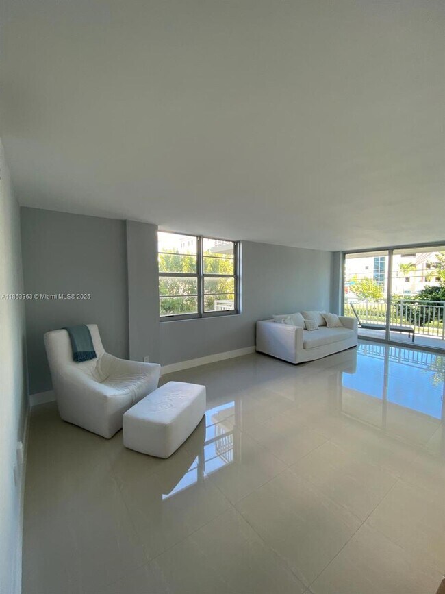 Building Photo - 9500 W Bay Harbor Dr
