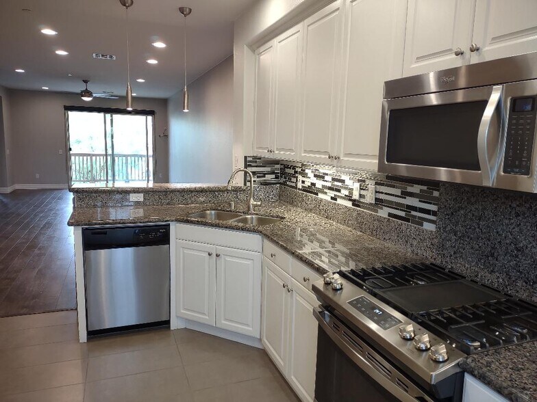 Building Photo - 982 Sweetbriar Ln