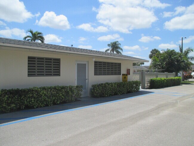 Building Photo - 2715 Emory Dr E
