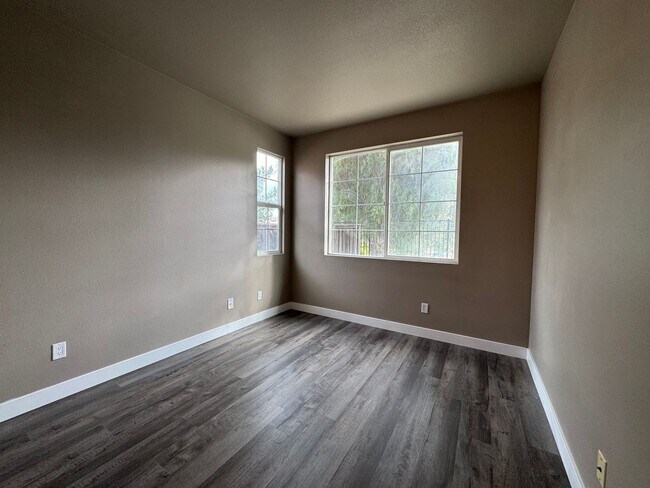 Building Photo - 5 Bedroom 3.5 Bathroom Home in Willowalk Community