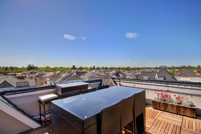 Building Photo - 4 Bed / 3.5 Bath | Crocker Village Brownst...