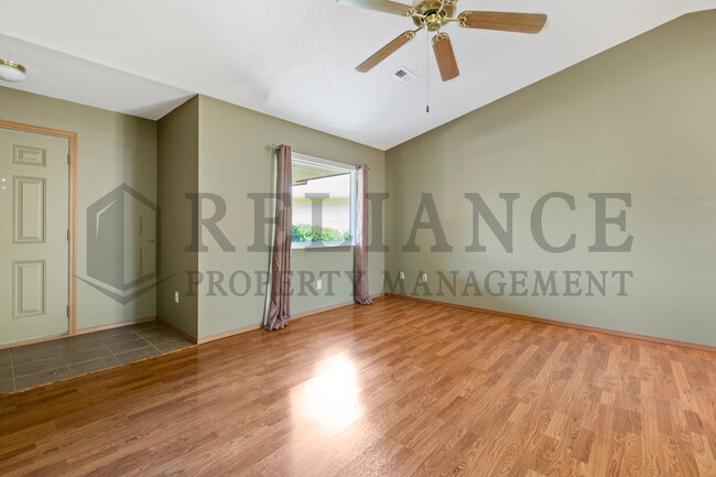 Building Photo - 5915 E Pembrook Cir
