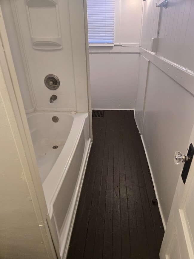 Building Photo - "5-Bedrooms, 2 Full Baths on Olive Street with 1676 sq feet!"