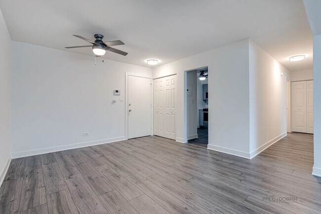 Building Photo - 2 Bedroom Apartment in Libertyville