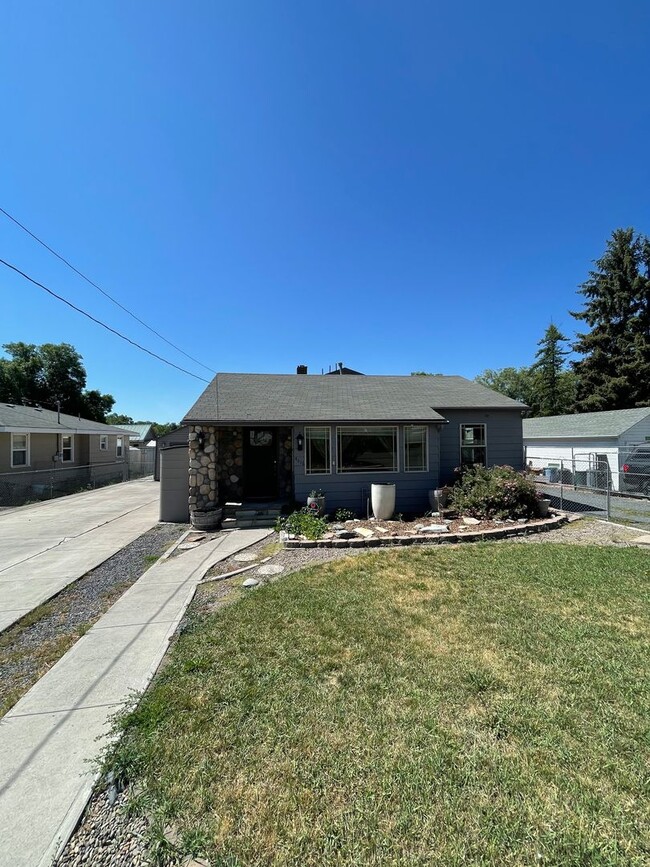 Building Photo - Large 3-Bedroom, 1-Bath Duplex