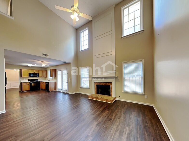 Building Photo - 601 Crossing Dr