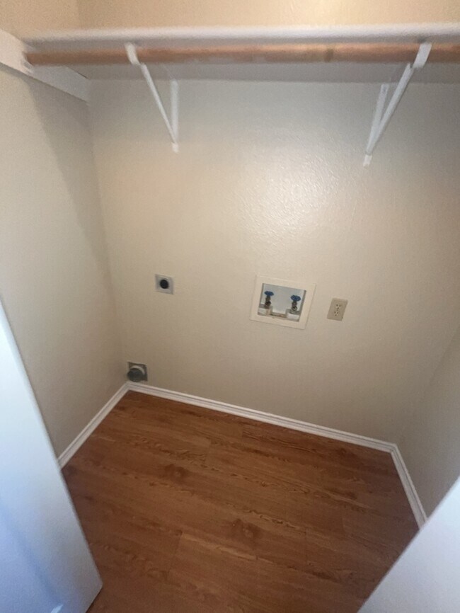 Building Photo - 2nd floor apartment water included! walkin...