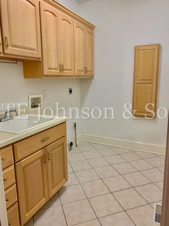 Building Photo - Gorgeous Three Bedroom in Tobaccoville- Mu...