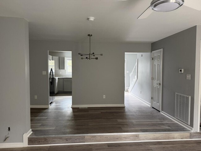 Building Photo - 1700 Lone Oak Rd