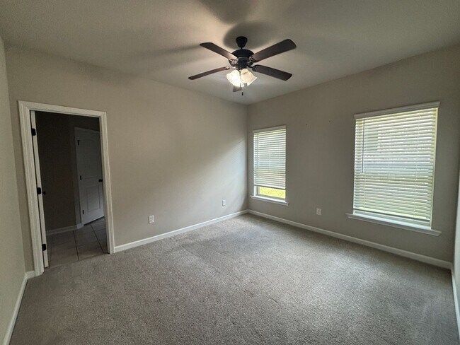 Building Photo - Great Starter Home in Gated Community