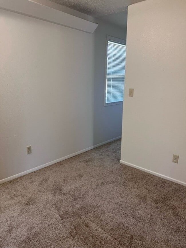 Building Photo - FREE RENT! 2x1 Townhome on Miller St S