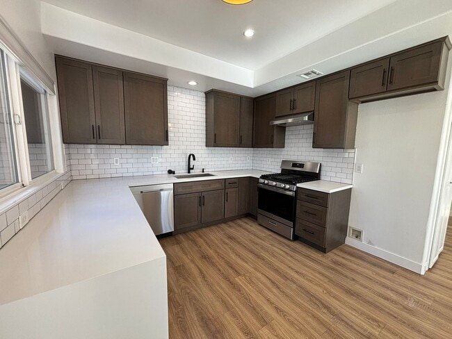 Building Photo - Remodeled 3 Bed 3 Bath Townhome for Rent in Glendale, CA