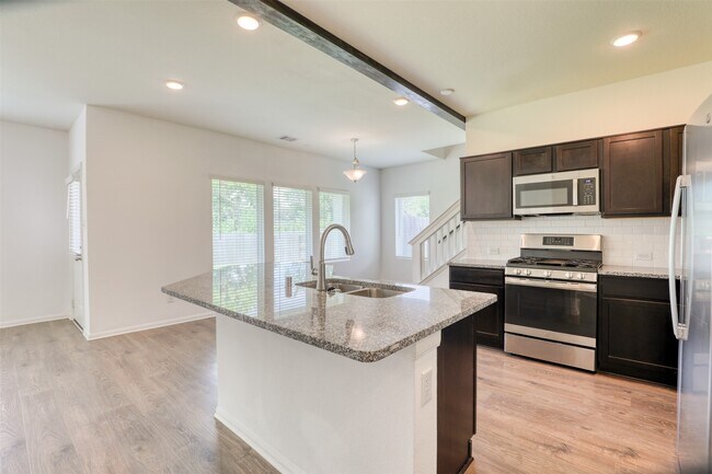 Building Photo - 422 Magnolia Ln