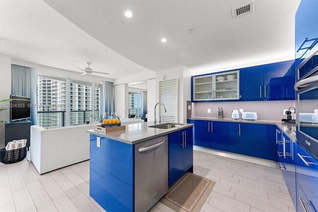 Building Photo - 3101 Bayshore Dr