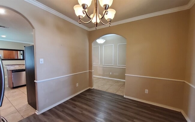 Building Photo - 25047 Lenora Dr