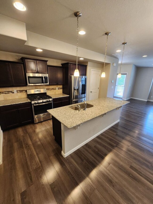 Building Photo - Beautiful Townhome