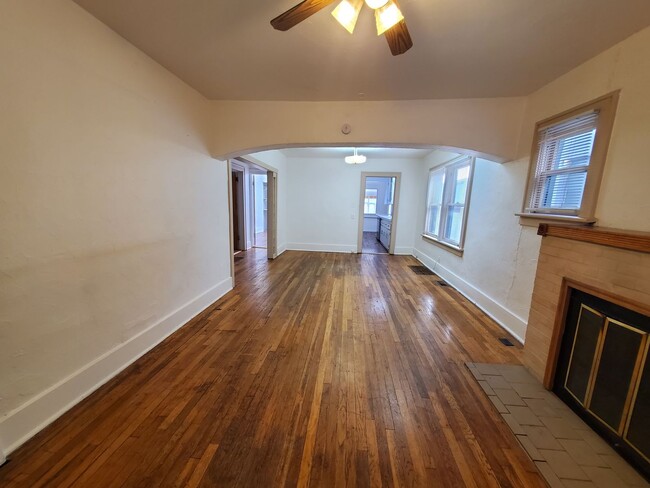 Building Photo - 4 bedroom 2 Bath Duplex for Rent. GREAT LO...