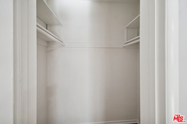 Building Photo - 5329 Vantage Ave