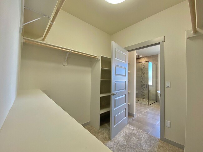 Building Photo - Stunning Southridge Rental with RV Garage & Luxury Finishes!