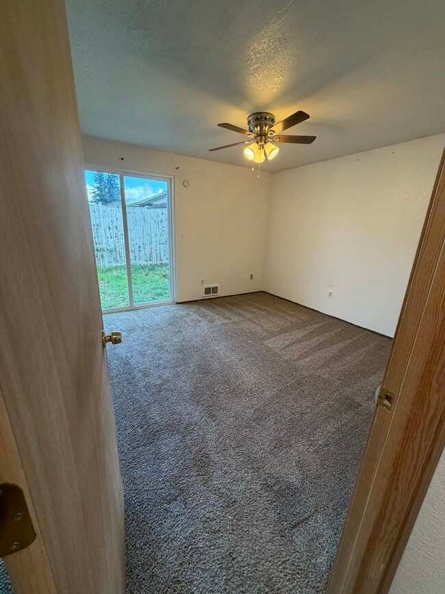 Building Photo - 725 Edelweiss Ln SE