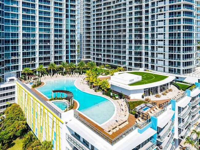 Building Photo - 220 Lake Shore Dr