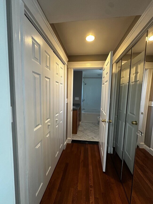 Building Photo - Spacious 3 Bed 2 Bath Apartment With Garag...