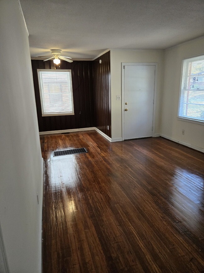 Building Photo - Charming 4-Sided Brick Oasis with Fenced Yard & Hardwood Floors in Atlanta!"