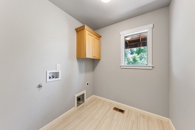 Building Photo - Spacious 4 bedroom home in Dayton