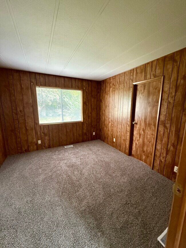 Building Photo - 625 S Evergreen Rd