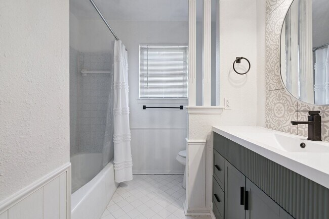 Building Photo - 3-Bedroom Home Near Dining, Shopping & Broadway Extension