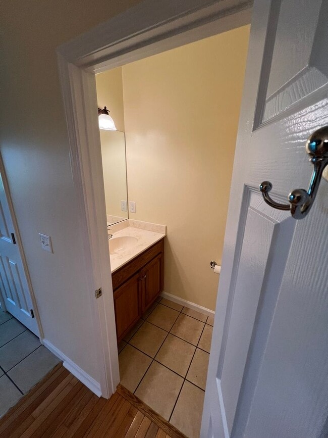 Building Photo - Arden 2 Bedroom Townhome:  Quiet and Spacious