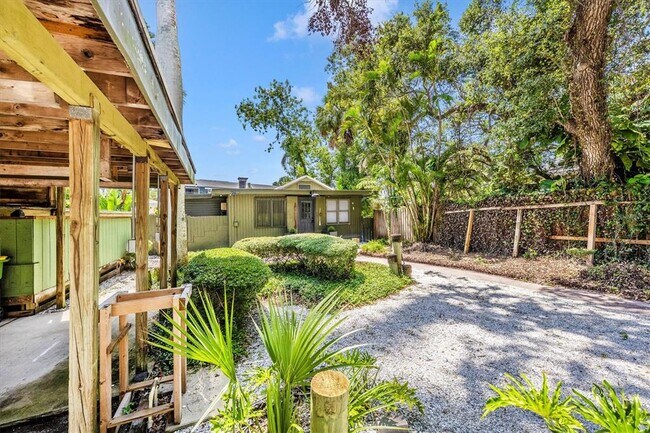 Building Photo - 2027 Panama Dr