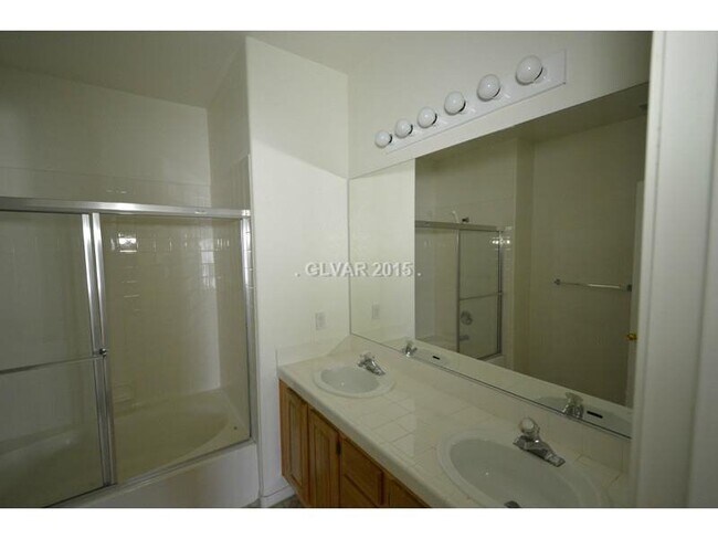 Building Photo - 2 Bed/ 2 Bath upstairs Condo in Guard Gate...