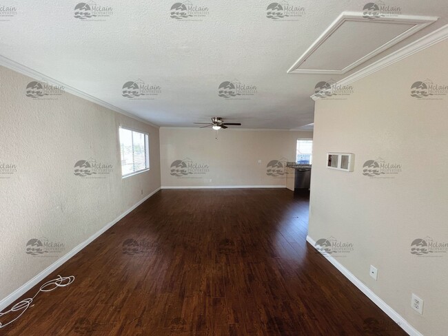 Building Photo - 3 Bed/2 Bath Two Story Townhome in Gated C...