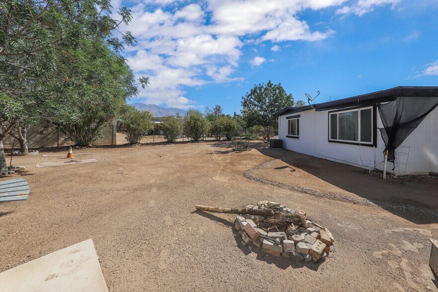 Building Photo - 3431 N Edith Blvd